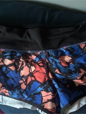 lululemon athletica Speed Up low rise 2.5 in sz 4 Blue and Coral Floral